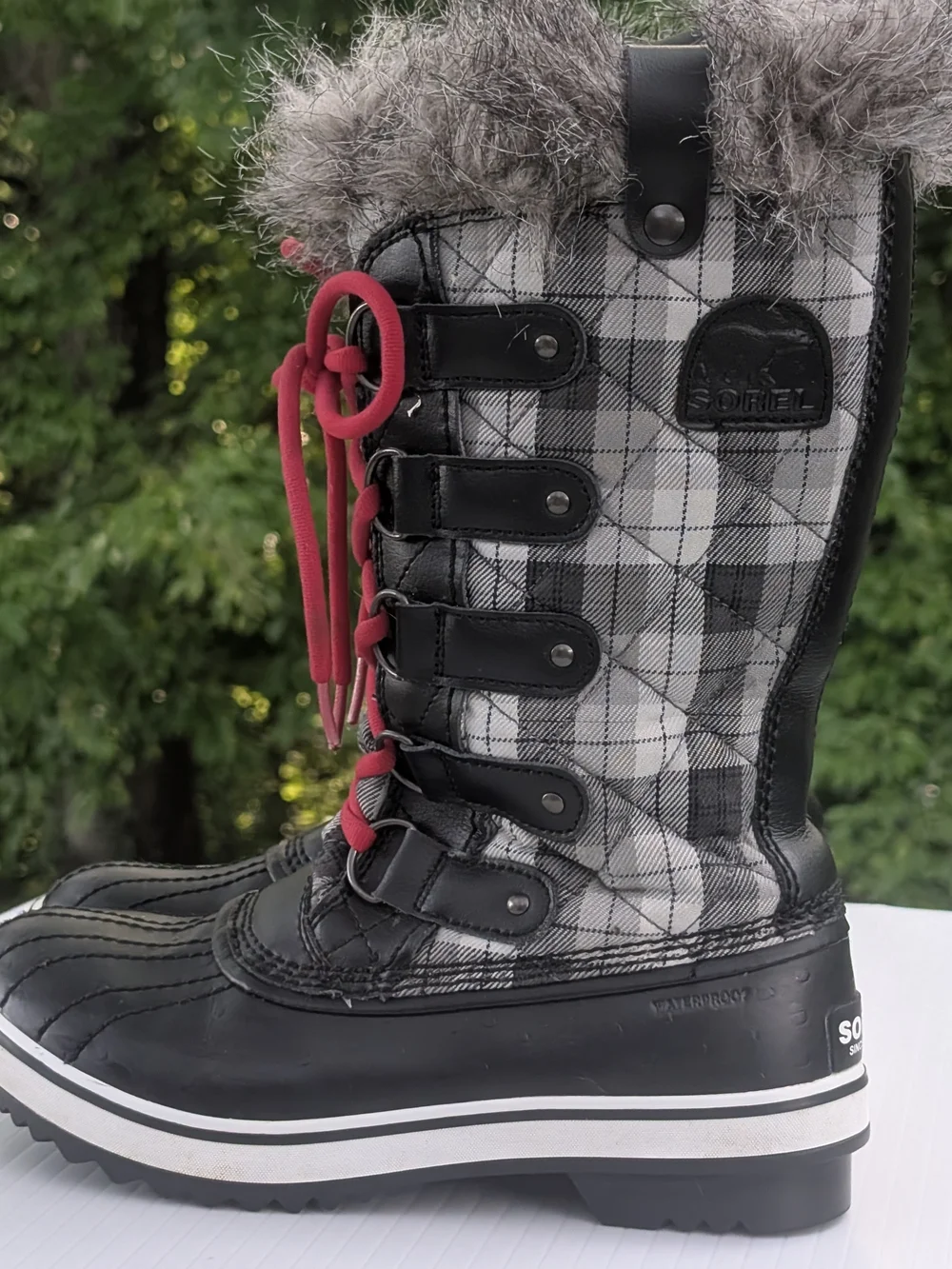 Sorel Girls Kids Black Snow Boots with Red Laces 6